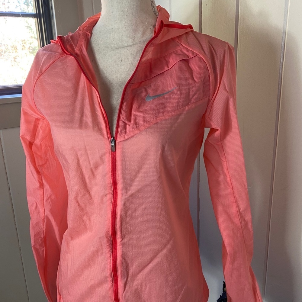 Women’s Nike Lightweight pink jacket - Picture 3 of 5